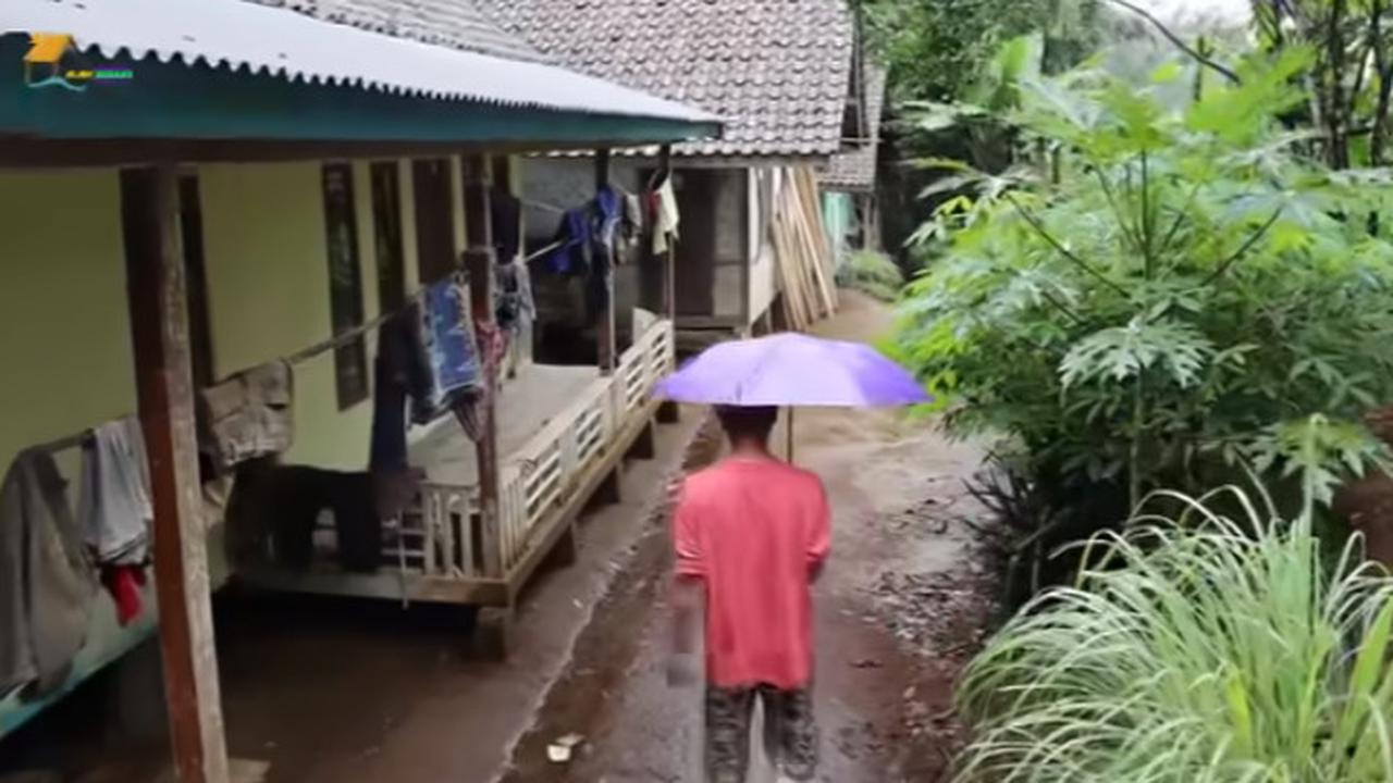 Diungkap salah satu warganya, KWH listrik pun bahkan belum sampai di area perkampungan. Meski demikian, diketahui listrik bakal tiba di kampung terpencil itu. <br>