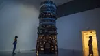 Staf mengenakan masker saat mengamati instalasi seni dalam pratinjau media di museum seni Tate Modern, London, Jumat (24/7/2020). Tate Modern, Tate Britain, Tate Liverpool, dan Tate St Ives akan dibuka kembali untuk umum mulai 27 Juli setelah ditutup akibat pandemi COVID-19. (Xinhua/Ray Tang)