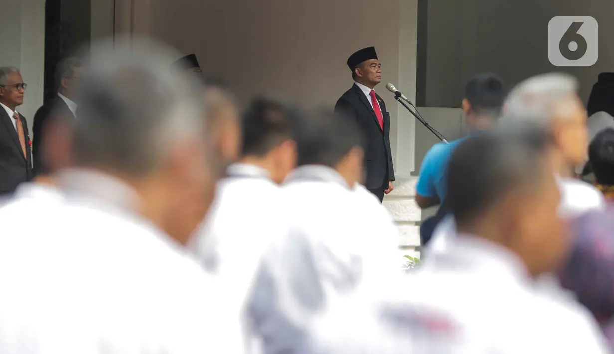 Menko PMK Muhadjir Effendy memimpin upacara peringatan Sumpah Pemuda di kantor Kemenko PMK, Jakarta, Senin (28/10/2019). Dalam upacara ini, Muhadjir juga memberikan anugerah tanda kehormatan Bintang Satyalancana Karya Satya kepada sejumlah PNS. (Liputan6.com/Faizal Fanani)