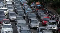 Castrol Magnatec Stop-Start Index 2014 menempatkan Jakarta sebagai kota dengan lalu lintas terburuk berdasarkan jumlah berhenti-jalan (stop-start) setiap mobil dalam setahun, Kamis (5/2/2015). (Liputan6.com/Faizal Fanani)
