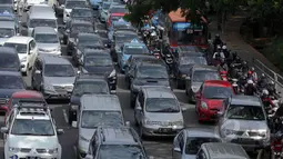 Castrol Magnatec Stop-Start Index 2014 menempatkan Jakarta sebagai kota dengan lalu lintas terburuk berdasarkan jumlah berhenti-jalan (stop-start) setiap mobil dalam setahun, Kamis (5/2/2015). (Liputan6.com/Faizal Fanani)