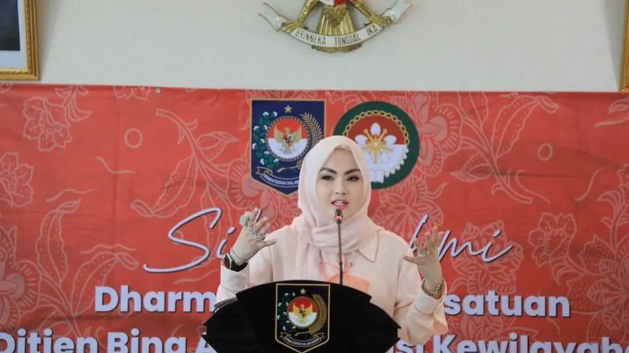 Ade Fitrie Kirana menjadi pembicara pada acara silaturahmi Dharma Wanita Persatuan Ditjen Bina Administrasi Kewilayahan Kementerian Dalam Negeri