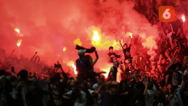 Foto: Saling Respek Antara Brigata Curva Sud dan Bobotoh di Laga Persib Bandung Vs PSS Sleman