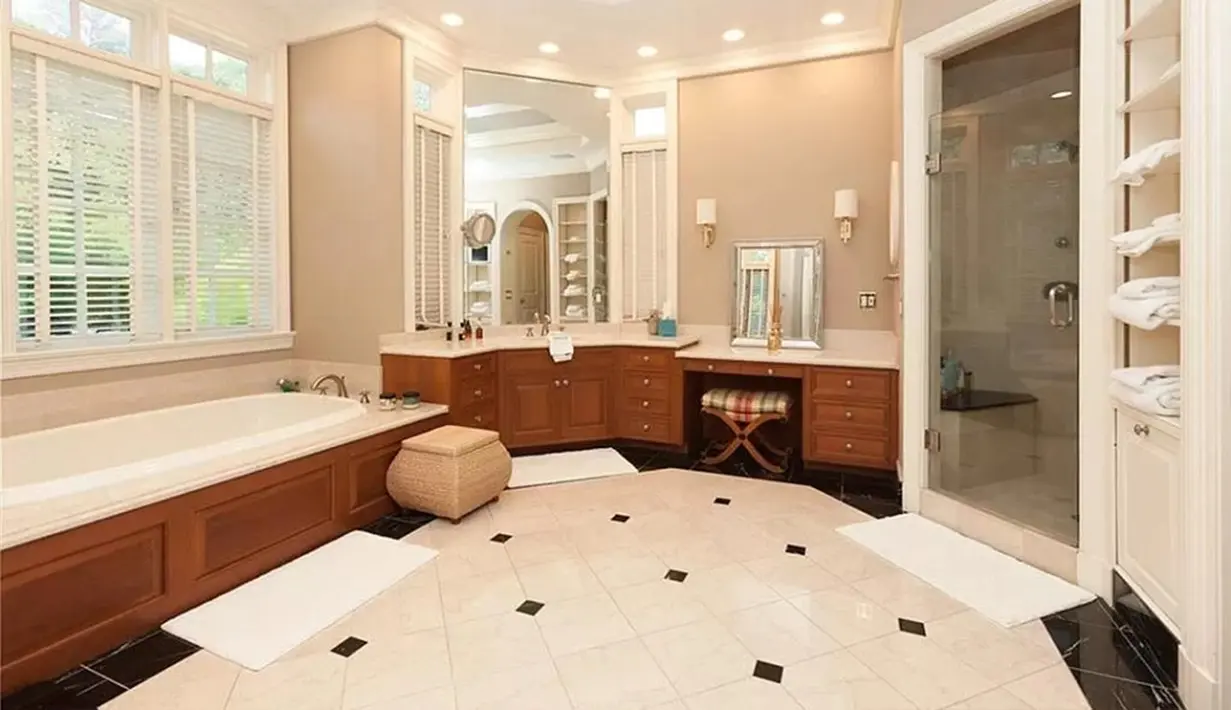 Warna putih dan coklat mendominasi bagian interior, mulai dari ruang tamu, kamar-kamar, toilet hingga area dapur. (Foto: via Zillow)