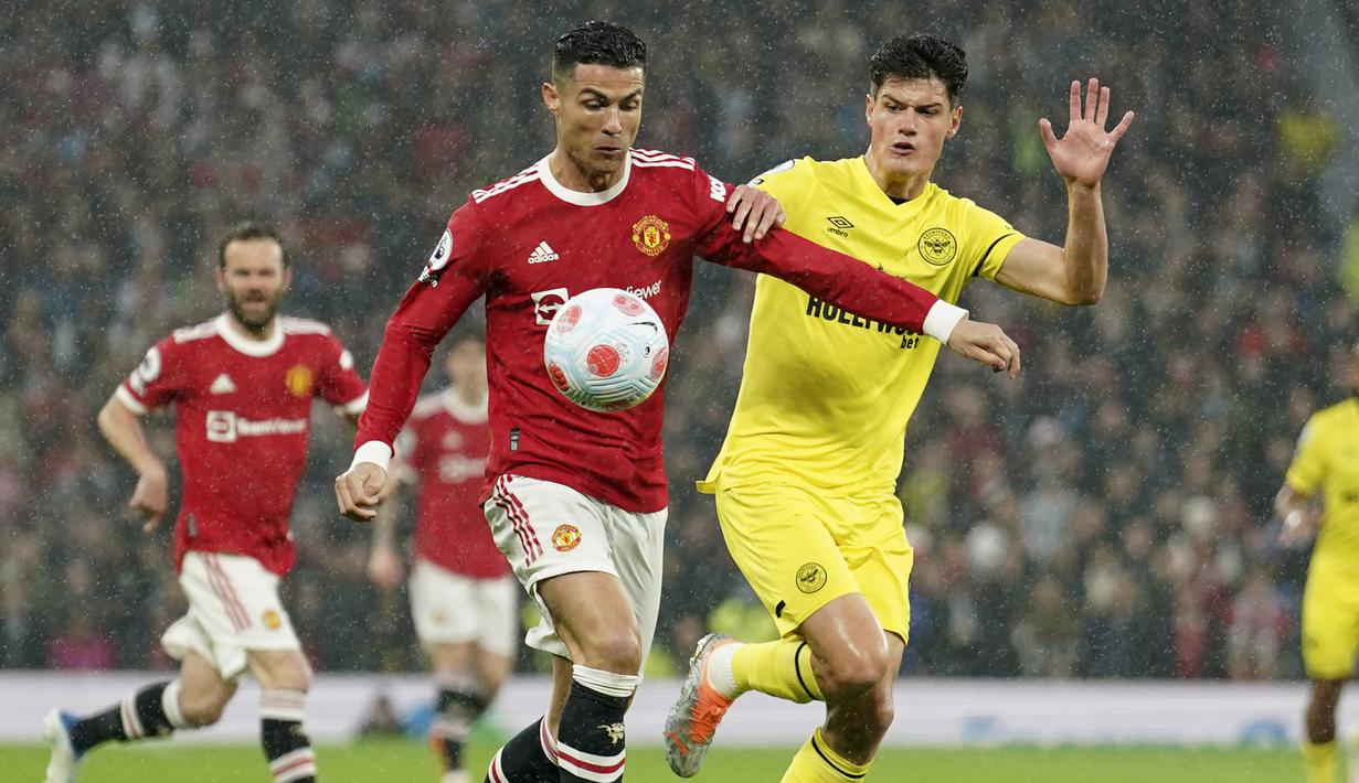 <p>Cristiano Ronaldo. Striker berusia 37 tahun yang kini menjalani musim pertama di periode keduanya bersama Manchester United ini total telah mencetak 18 gol dari 29 laga di Premier League musim 2021/22 ini, dimana 14 gol di antaranya dicetak di laga kandang. Gol kandang terakhirnya dicetak melalui esksekusi penalti di laga terakhir pada laga tunda pekan ke-35, 2 Mei 2022 saat menang 3-0 atas tamunya Brentford. (AP/Jon Super)</p>