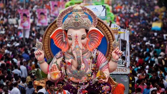 Rayakan Hari Lahir Dewa Ganesha, Warga India Banjiri Kota Mumbai