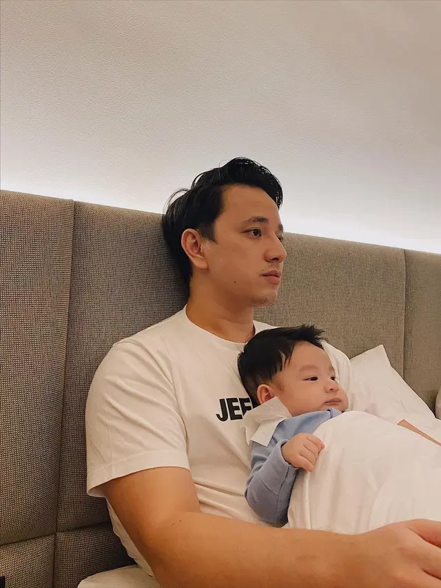 6 Potret Seru Billy Davidson Asuh Baby Pierce yang Kini Makin Gemas