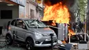 Sejumlah kendaran dibakar saat terjadi aksi demonstrasi pada peringatan Hari Buruh di Paris, Prancis (1/5). Hari Buruh pada umumnya dirayakan pada tanggal 1 Mei, dan dikenal dengan sebutan May Day. (AFP/Alain Jocard)