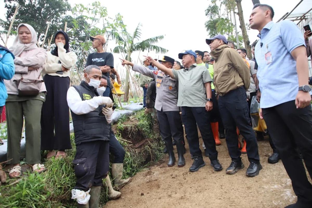 Mendagri Muhammad Tito Karnavian saat meninjau lokasi longsor di Desa Pasirlangu, Kecamatan Cisarua, Kabupaten Bandung Barat
