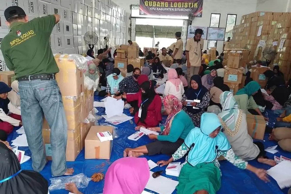 Proses pernyortiran dan pelipatan surat suara di gudang KPU Situbondo (Istimewa)