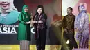 Wakil Komisaris Utama SCM Suryani Zaini bersama Direktur Konten KLY Wenseslaus Manggut dan Pemimpin Redaksi Liputan6.com Irna Gustiawati
saat memberikan penghargaan perempuan hebat Indonesia dalam Anugrah Inspiratif Liputan6.com kepasa Nur Asia Uno di Jakarta, Sabtu (8/7/2023). Dengan kategori perempuan penggerak UMKM.(Liputan6.com/Angga Yuniar)