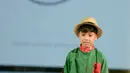 Model anak membawakan busana rancangan desainer Three Little Ahmads pada Jakarta Modest Fashion Week (JMFW) 2018 di Gandaria City, Jakarta, Sabtu (29/7). JMFW digelar mulai 26-29 Juli 2018. (Kapanlagi/Bayu Herdianto)