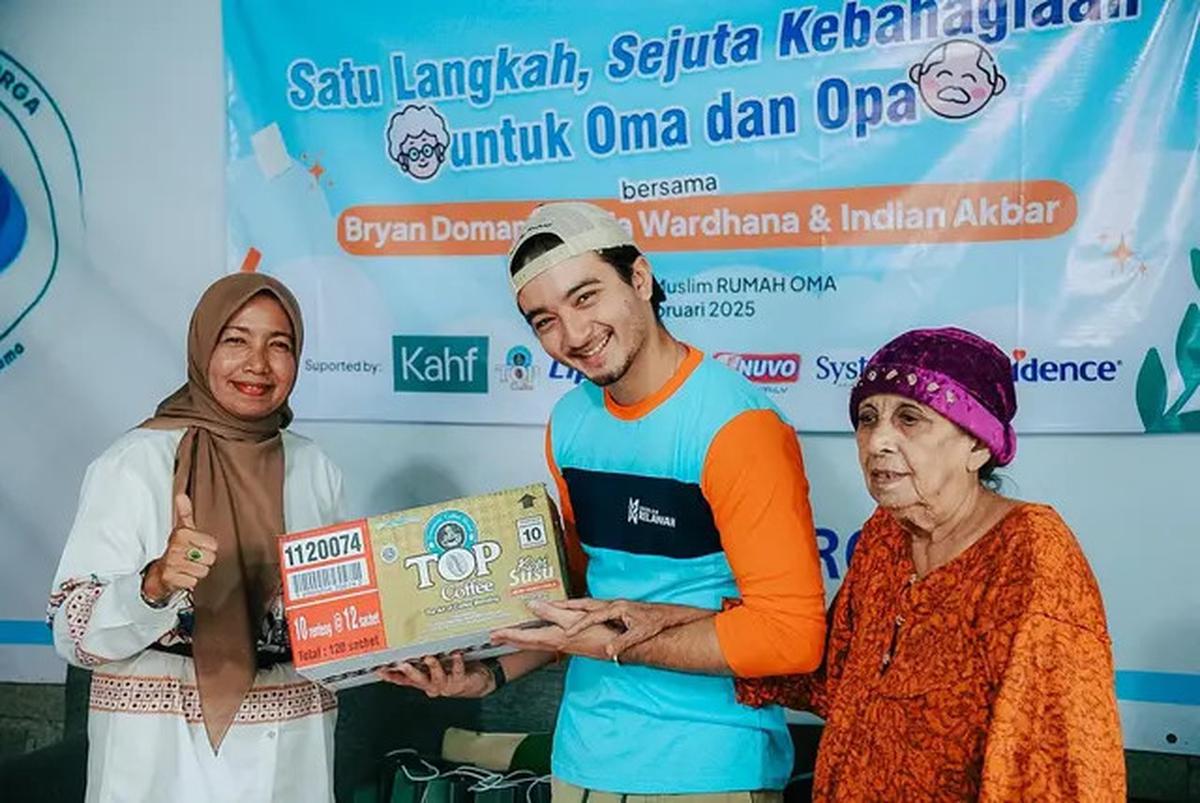 6 Potret Bryan Domani Jadi Relawan di Panti Wreda, Bahagia Berbagi Cerita dengan Lansia