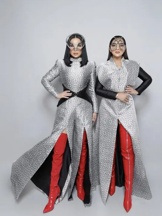 <p>Kali ini Ashanty dan Titi DJ hadir dalam konsep futuristik. Ia mengenakan boots merah, baju rancanagn Ivan Gunawan, serta hiasan kepala rancangan Rinaldy Yunardi. [Foto: Instagram/ Titi DJ]</p>