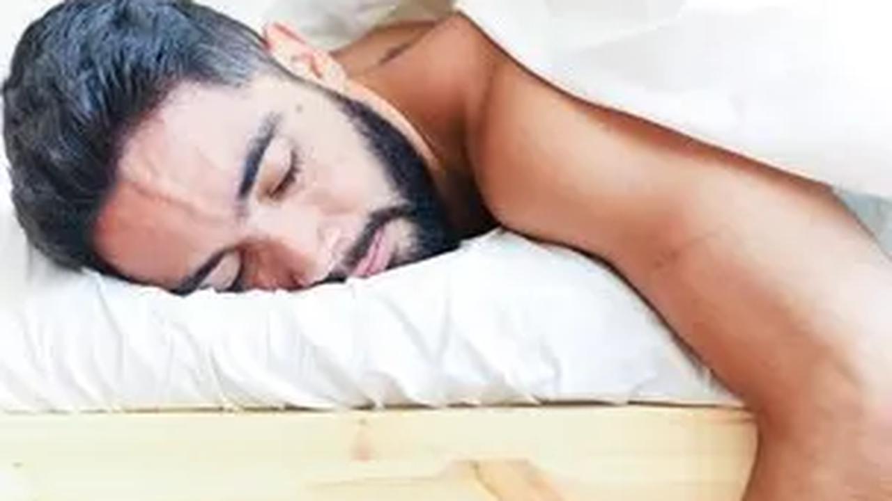 Tidur telanjang, meskipun kurang umum, ternyata memiliki sejumlah manfaat yang dapat meningkatkan kesehatan.