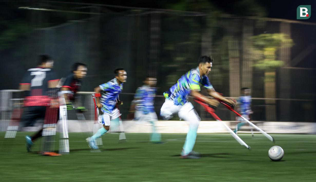 Pemain Timnas Sepak Bola Amputasi Indonesia, Agung Rizki Satria menggiring bola saat laga uji coba untuk persiapan Piala Dunia Amputasi 2022 melawan Persaj Jakarta di Serenia Hills Mini Soccer, Jakarta Selatan, Senin (08/08/2022). Garuda INAF menang dengan skor 13-0. (Bola.com/Bagaskara Lazuardi)