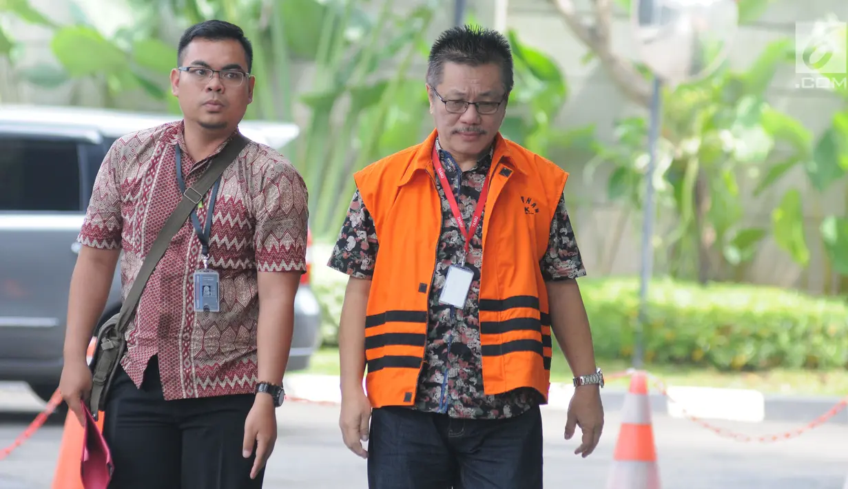 Direktur Utama PT Menara Agung Pusaka Donny Winoto berjalan menuju gedung KPK, Jakarta, Kamis (1/3). Suap itu diduga sebagai komitmen fee proyek pembangunan ruang perawatan kelas I, II, dan VIP di RSUD Damanhuri. (Liputan6.com/Herman Zakharia)