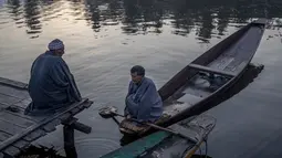 Orang-orang Kashmir mengobrol di pagi hari di dermaga di Danau Dal di Srinagar, Kashmir yang dikendalikan India (18/10/2020). (AP Photo/Dar Yasin)