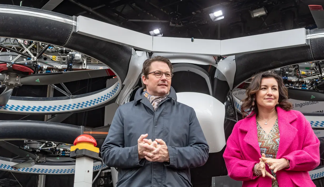 Menteri Transportasi Jerman Andreas Scheuer (kiri) dan Menteri Digitalisasi Dorothee Baer berdiri dekat prototipe taksi udara CityAirbus saat diperkenalkan di Ingolstadt, Jerman, Senin (11/3). taksi udara ini akan segera diuji coba. (Armin Weigel/dpa/AFP)