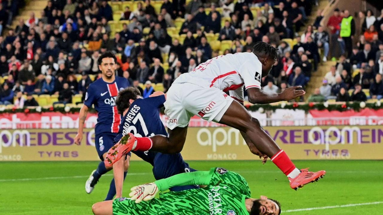 Wajah Donnarumma Berdarah-darah Usai Tendangan Horor Wilfried Singo