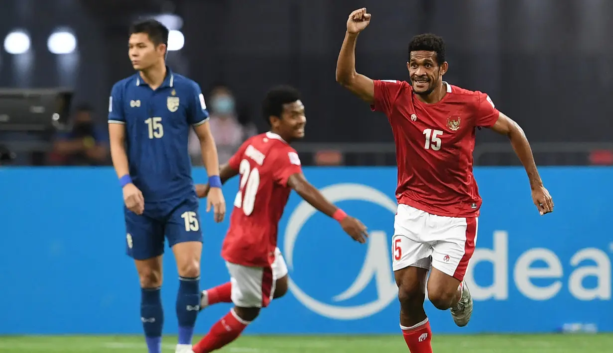 Timnas Indonesia akhirnya unggul 1-0 pada menit ke-7. Tembakan keras Ricky Kambuaya dari luar kotak penalti usai menerima umpan Witan Sulaeman gagal ditangkap dengan sempurna kiper Thailand, Siwarak Tedsungnoen. Bola pun lepas dan bergulir ke dalam gawang. (AFP/Roslan Rahman)