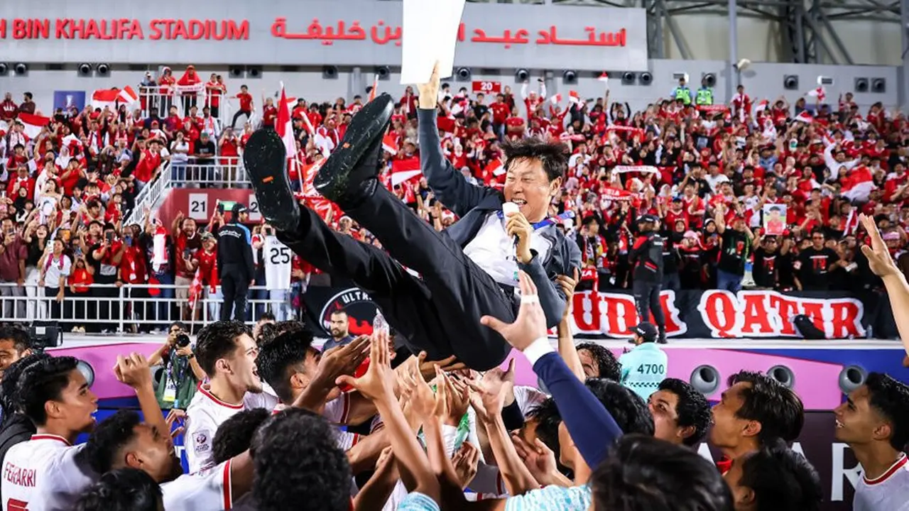 Pelatih Shin Tae-yong diangkat pemain Timnas U-23 setelah laga Indonesia vs Korea Selatan U-23 di perempat final Piala Asia U23 2024. (c) dok.AFC