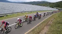 Sebanyak 95 pembalap mengikuti etape III Tour de Singkarak, Selasa (6/11/2018), yang menempuh rute Danau Singkarak hingga Istana Baso Pagaruyung dengan jarak 150,4 kilometer. (dok. Tour de Singkarak 2018)   
