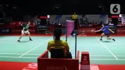 Pebulu tangkis tunggal putra Indonesia Christian Adinata (kanan) mengembalikan kok ke arah lawannya pebulu tangkis tunggal putra Belanda Mark Caljouw pada babak kualifikasi turnamen Daihatsu Indonesia Masters 2023 di Istora Gelora Bung Karno, Jakarta, Selasa (24/1/2023). Christian Adinata menang atas Mark Caljouw dengan skor 20-22, 21-14, dan 21-17. (Liputan6.com/Herman Zakharia)