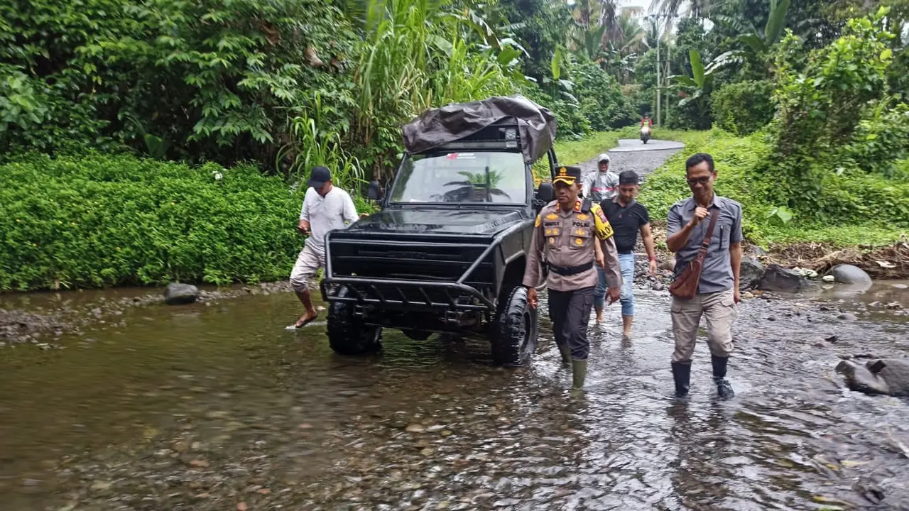 Kapolres Bolmong AKBP Arianto Salkery SH MH meninjau Tempat Pemungutan Suara (TPS) kategori sangat rawan di Desa Pomoman, Kecamatan Poigar, Kabupaten Bolmong, Sulut.