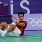 Tunggal putra Indonesia&nbsp;Anthony Sinisuka Ginting saat menghadali wakil Prancis&nbsp;Toma Junior Popov pada laga Grup H cabang olahraga bulu tangkis&nbsp;Olimpiade Paris 2024. Anthony Ginting kalah&nbsp;19-21, 21-17, dan 15-21&nbsp;di&nbsp;Porte de la Chapelle Arena, Rabu (31/7). (foto: PBSI/Badmintonphoto/Yohan Nonotte)