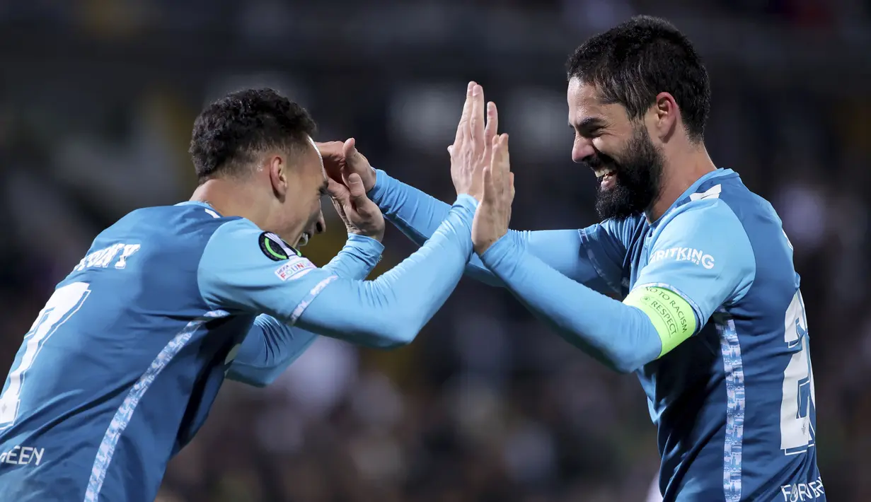 Pemain Real Betis, Antony (kiri) melakukan selebrasi bersama Isco setelah mencetak gol ke gawang Vitoria Guimaraes dalam laga leg 2 babak 16 besar Conference League yang berlangsung di D Afonso Henriques Stadium, Portugal, Jumat (14/03/2025) dini hari WIB. (AP Photo/Luis Vieira)