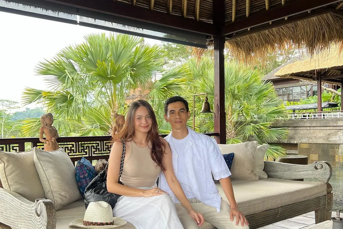 Enzy Storia Kenakan Outfit Kasual Minimalis dengan Harga Maksimalis Saat Honeymoon di Bali