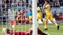 Paulo Dybala (kanan) saat merayakan gol ke gawang Sassuolo  pada lanjutan Serie A di  Stadio Citta del Tricolore, Reggio Emilia, Italia (17/9/2017). Juventus menang 3-1.  (Elisabetta Baracchi/ANSA via AP)