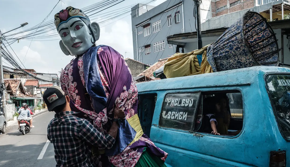 Meski ada pergeseran fungsi, ondel-ondel tetap menjadi simbol kebudayaan Betawi yang terus dipentaskan dalam sejumlah acara penting, seperti HUT Jakarta. (Yasuyoshi CHIBA/AFP)