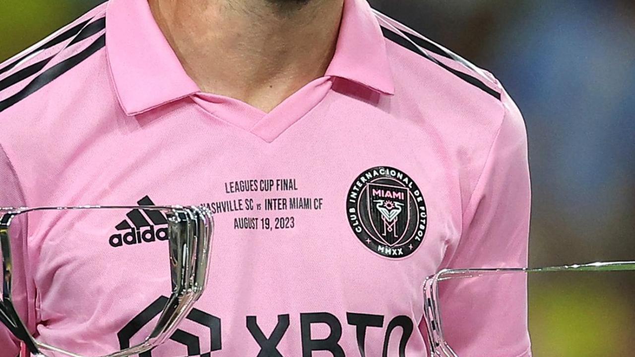 Hal terlihat dari ekspresi Messi yang bahagia dengan dua trofi Penghargaan Pemain Terbaik dan Pencetak Gol Terbanyak yang diraihnya setelah mengalahkan Nashville SC.