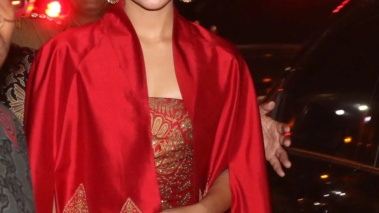 Dalam Balutan Batik Merah Keemasan, Raisa Tampil Cantik di Resepsi Kahiyang-Bobby