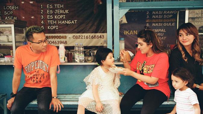 tempat fashionable surabaya Keluarga Anang Hermansyah dan Ashanty Santai Makan di 