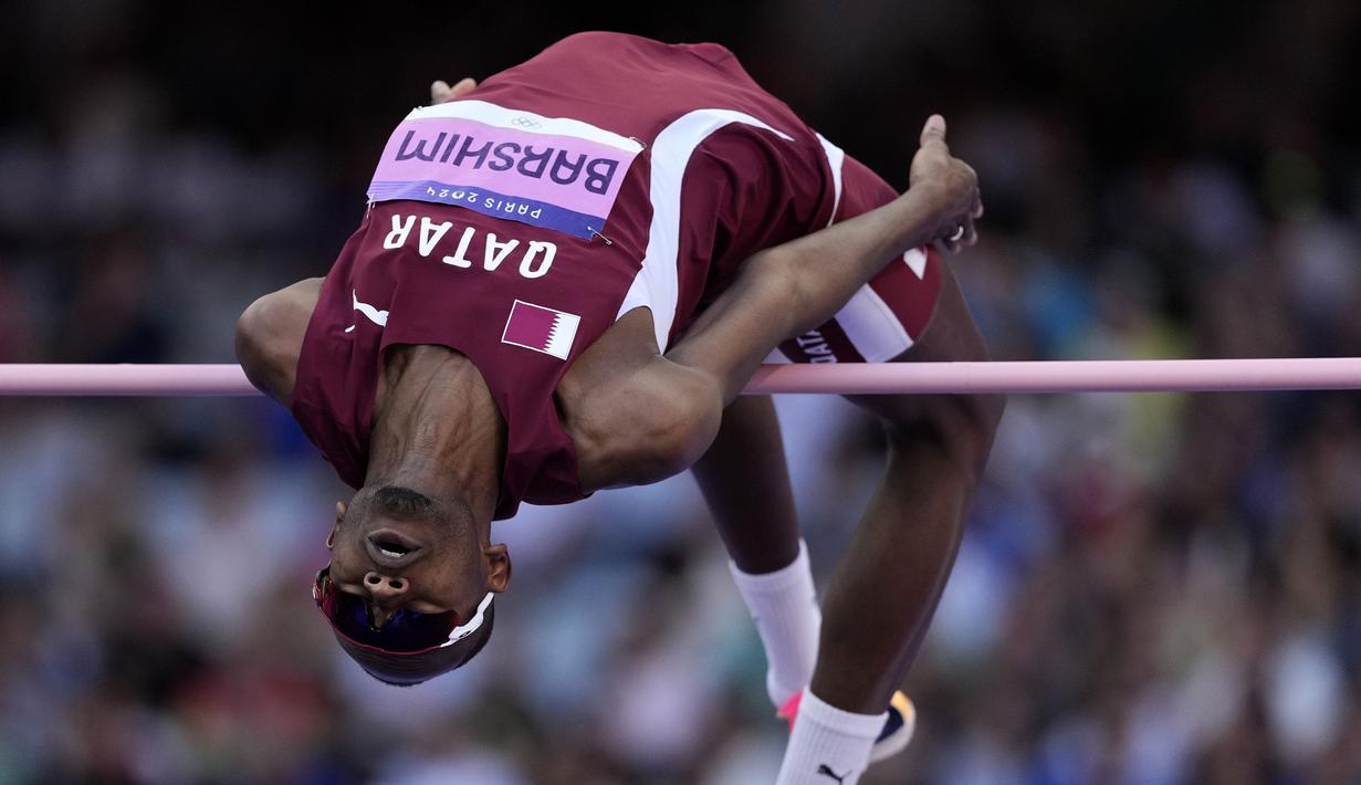 Atlet Qatar, Mutaz Barshim berkompetisi dalam pertandingan final cabang olahraga lompat tinggi Olimpiade Paris 2024 di Stade de France, Paris, Prancis, Sabtu (10/08/2024) waktu setempat. Ia berhasil mendapatkan medali perunggu dengan lompatan setinggi 2,34 meter. (AP Photo/Bernat Armangue)