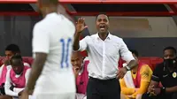 Pelatih Curacao asal Belanda, Patrick Kluivert, memberikan instruksi kepada para pemainnya selama pertandingan kualifikasi Amerika Tengah untuk Piala Dunia FIFA Qatar 2022 melawan Panama di Stadion Bisbol Nasional Rod Carew di Kota Panama pada 12 Juni 2021. (Luis ACOSTA/AFP)