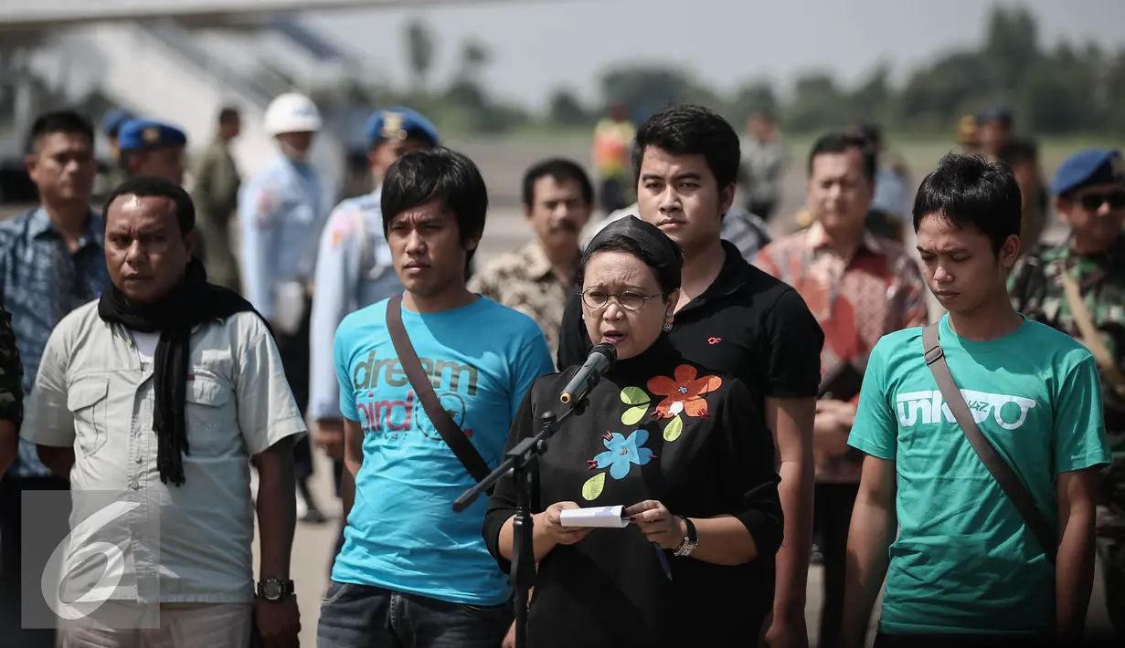 Menlu RI Retno Marsudi memberikan keterangan usai menyambut empat WNI yang sempat disandera kelompok Abu Sayyaf saat tiba di Lanud Halim Perdanakusuma, Jakarta, Jumat (13/5). (Liputan6.com/Faizal Fanani)