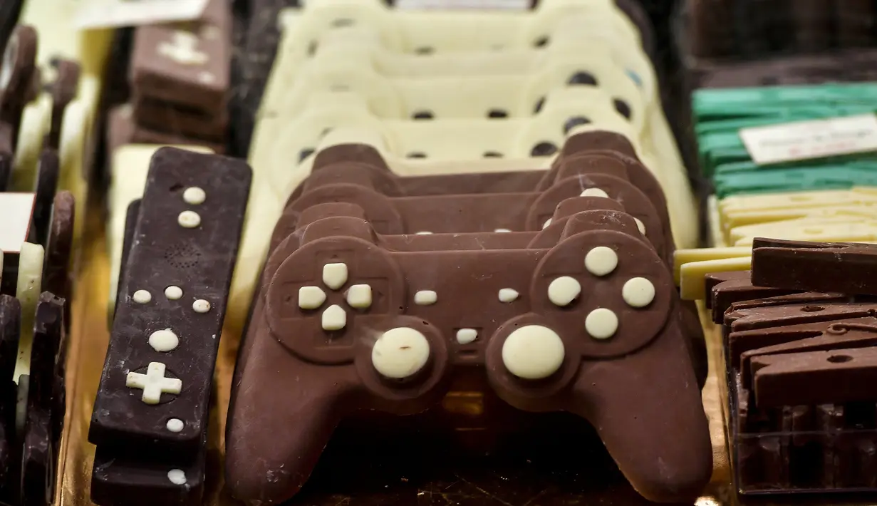 Kreasi cokelat berbentuk stik pengontrol permainan ditampilkan selama Chocolate Fair di Brussels, Belgia pada 21 Februari 2019. Edisi ke-6 Chocolate Fair berlangsung mulai 22 Februari 2019 hingga 24 Februari mendatang. (Photo by EMMANUEL DUNAND / AFP)