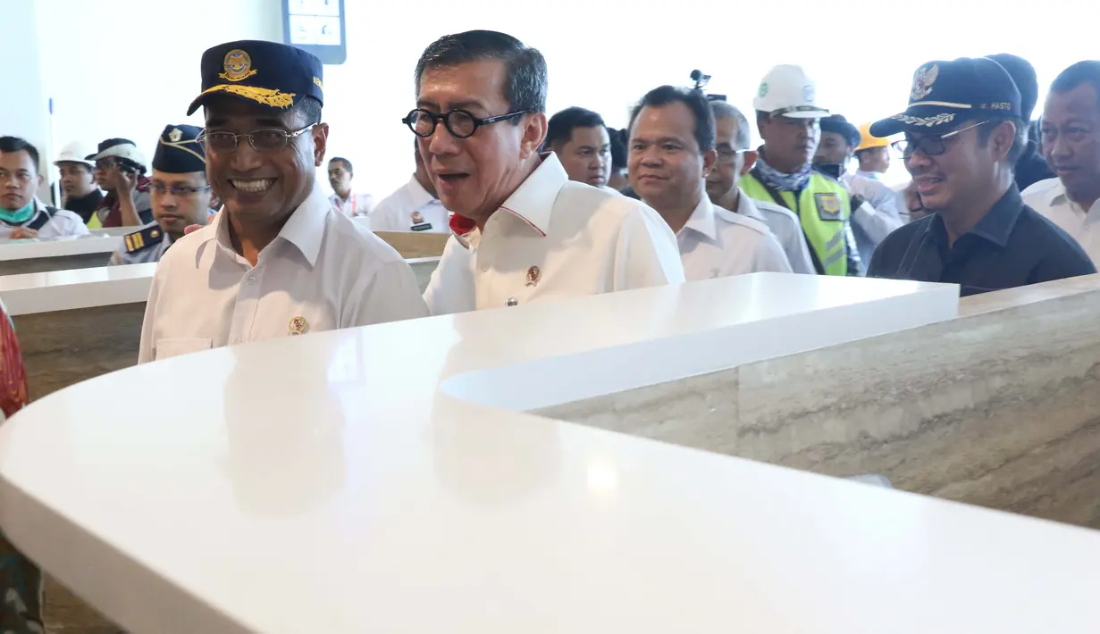 Menkumham Yasonna H Laoly dan Menhub Budi Karya Sumadi usai meninjau kesiapan petugas imigrasi Bandara Internasional Yogyakarta, Kulon Progo, DI Yogyakarta, Rabu (24/4). Rencananya khusus penerbangan internasional, bandara ini mulai beroperasi, 29 April mendatang. (Liputan6.com/Helmi Fithriansyah)