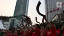 Umat Nasrani memainkan alat musik shofar saat tampil dalam acara Christmas Carol di kawasan Bunderan HI, Jakarta, Jumat (20/12/2019). Alunan alat musik ini menandai hari terakhir perayaan Natal terbuka yang dilaksanakan pada 18-20 Desember 2019 di 11 titik Kota Jakarta. (Liputan6.com/Johan Tallo)