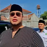 Rasa Haru Ivan Gunawan Saat Diantar Berangkat ke Tanah Suci untuk Naik Haji