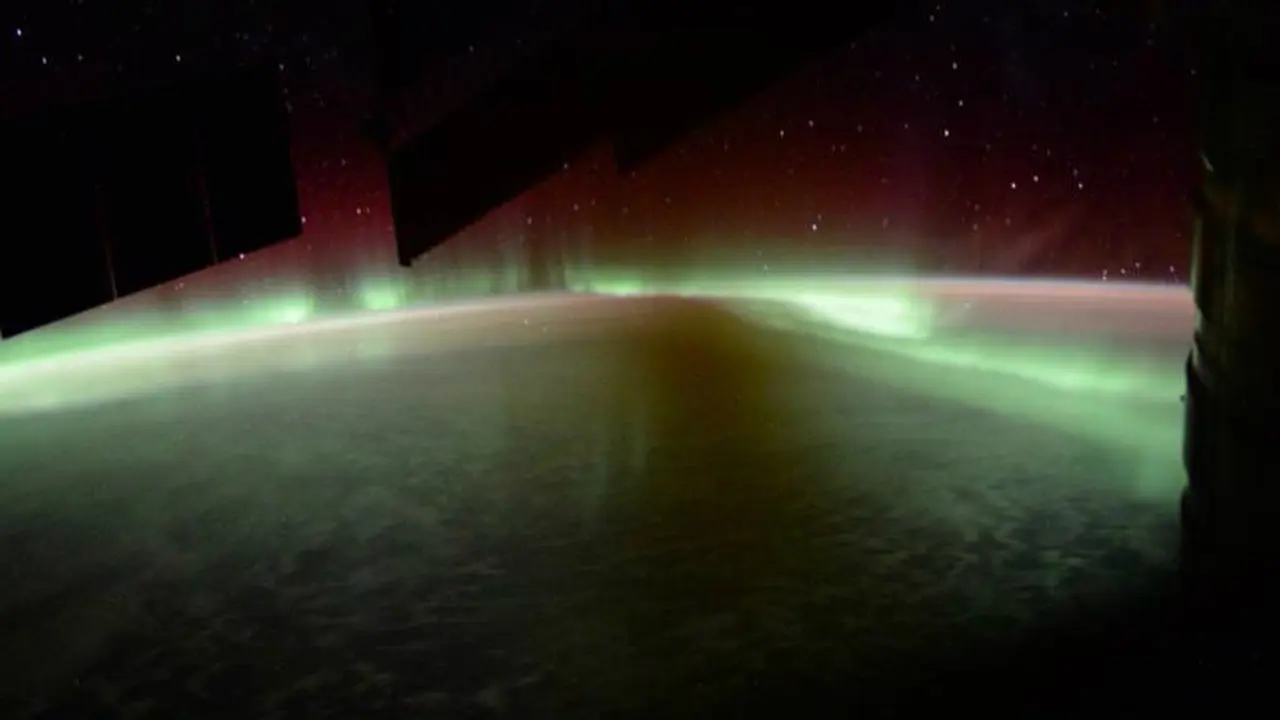 Aurora yang nampak seperti membakar langit sempat diabadikan oleh Astronot Tim Kopra dari ISS