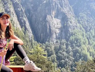 Liburan kali ini nampak berbeda dari biasanya, Luna Maya yang menyukai liburan ke alam ini menyempatkan waktunya untuk menjalani travelling bersama sahabat ke Bhutan. Liburan ke negara yang merupakan kerajaan budha yang berada di pegunungan Himalaya, tentu memberikan sensasi seru tersendiri. (Liputan6.com/IG/@lunamaya)