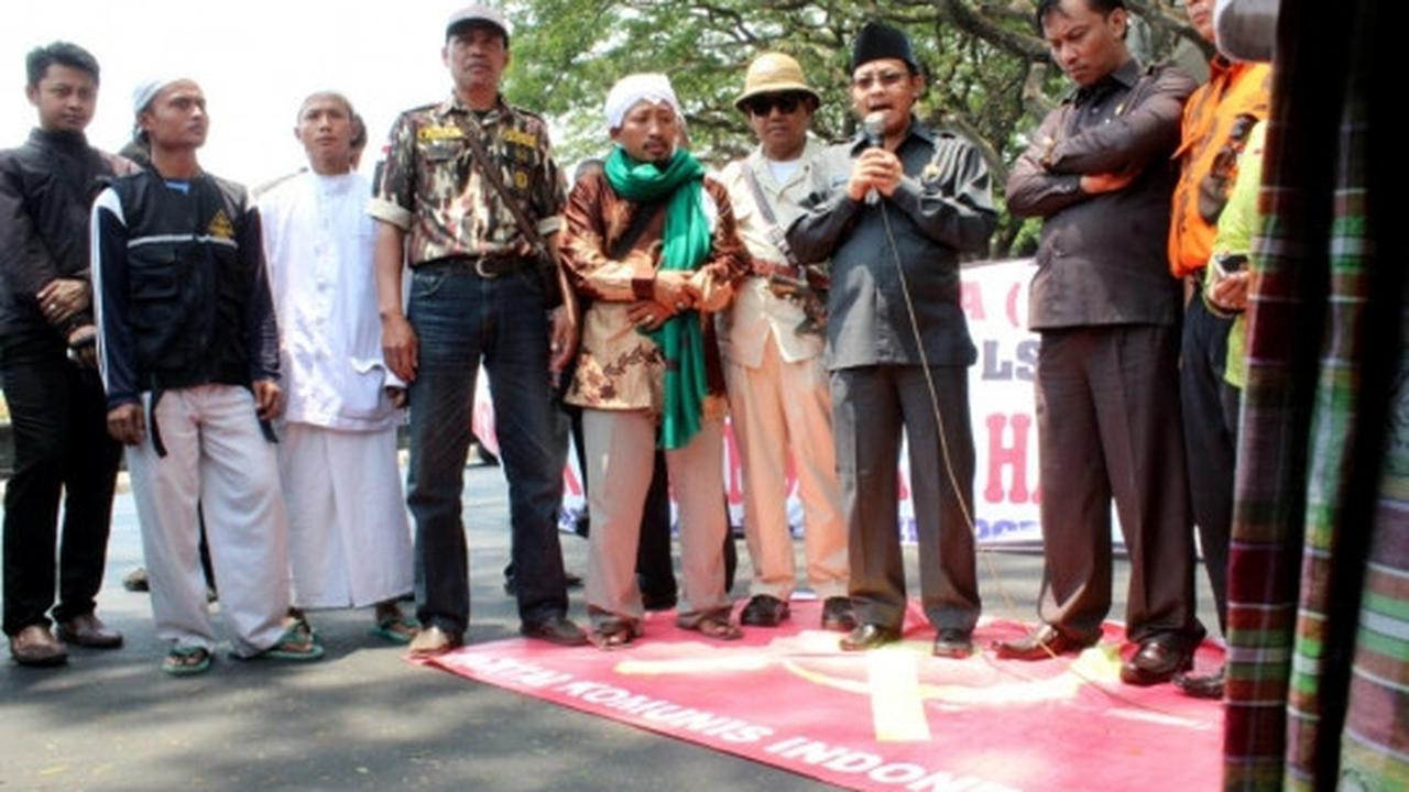 Peringati G30S, massa di Malang bakar bendera PKI
