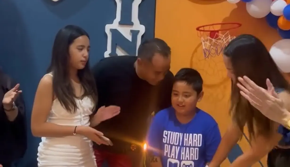 Yang tidak kalah menarik perhatian adalah penampilan anak pertama pasangan yang menikah pada 2010 silam. Penampilan Mikhayla menarik banyak perhatian dari netizen.  [Instagram/ramadhaniabakrie]