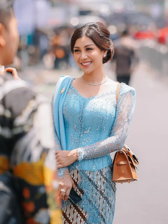 6 Adu Gaya Seleb Kenakan Kebaya Biru saat Dilantik Jadi Anggota DPRD, Terbaru Nisya Ahmad