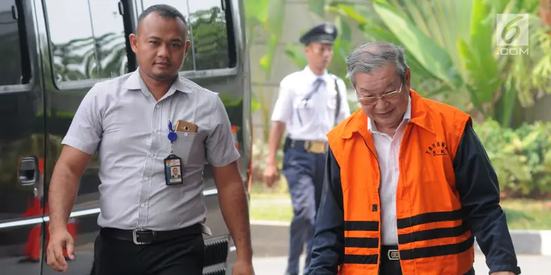 Dibantu Tongkat, Tersangka Suap Hakim PN Medan Sambangi KPK